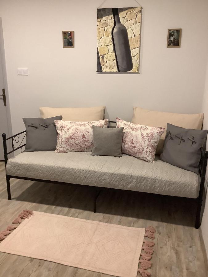 Ezuest Boroka Apartman Eger Bagian luar foto