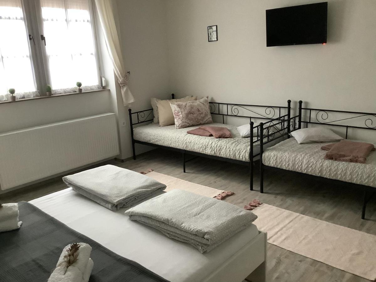 Ezuest Boroka Apartman Eger Bagian luar foto