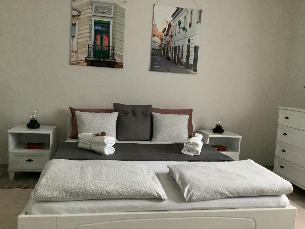 Ezuest Boroka Apartman Eger Bagian luar foto