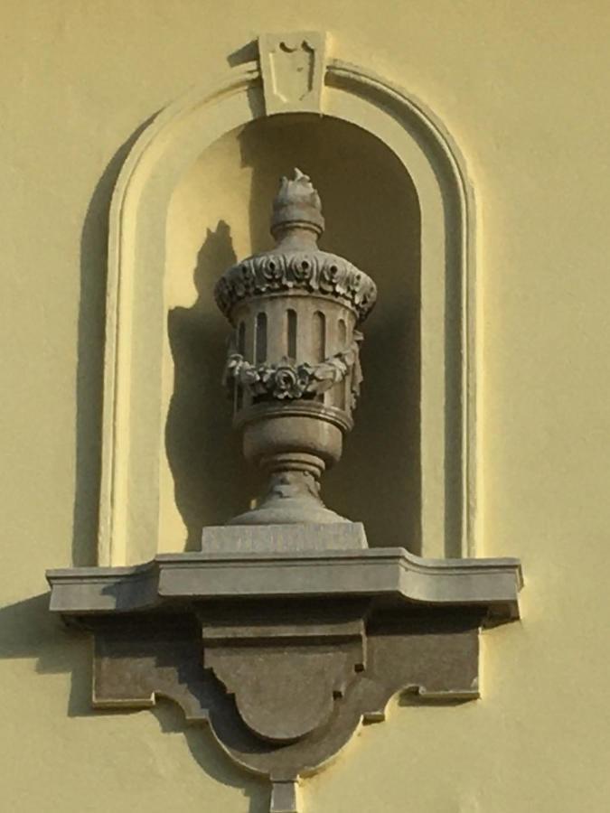 Ezuest Boroka Apartman Eger Bagian luar foto