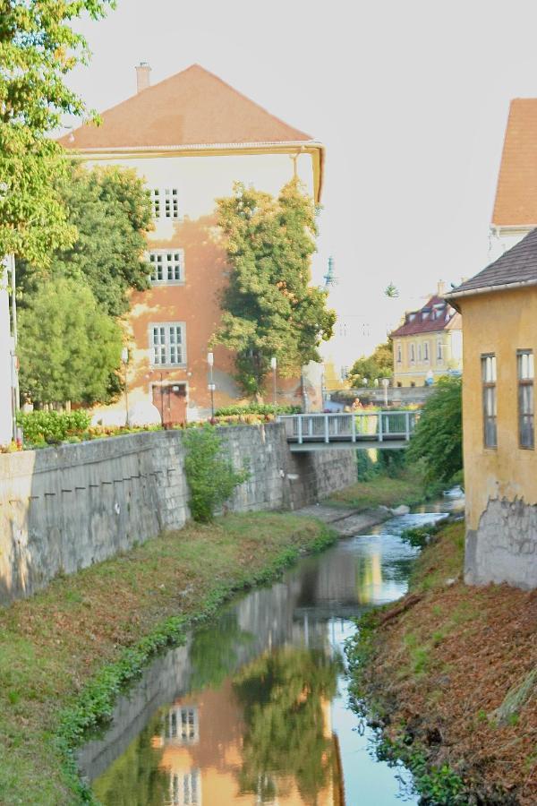 Ezuest Boroka Apartman Eger Bagian luar foto