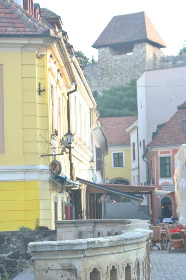 Ezuest Boroka Apartman Eger Bagian luar foto