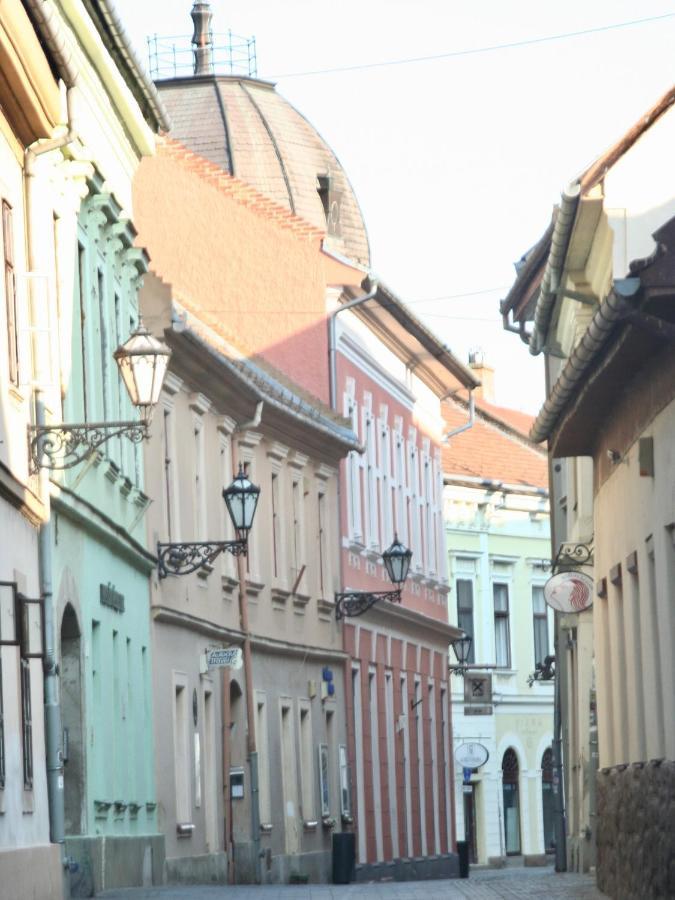 Ezuest Boroka Apartman Eger Bagian luar foto