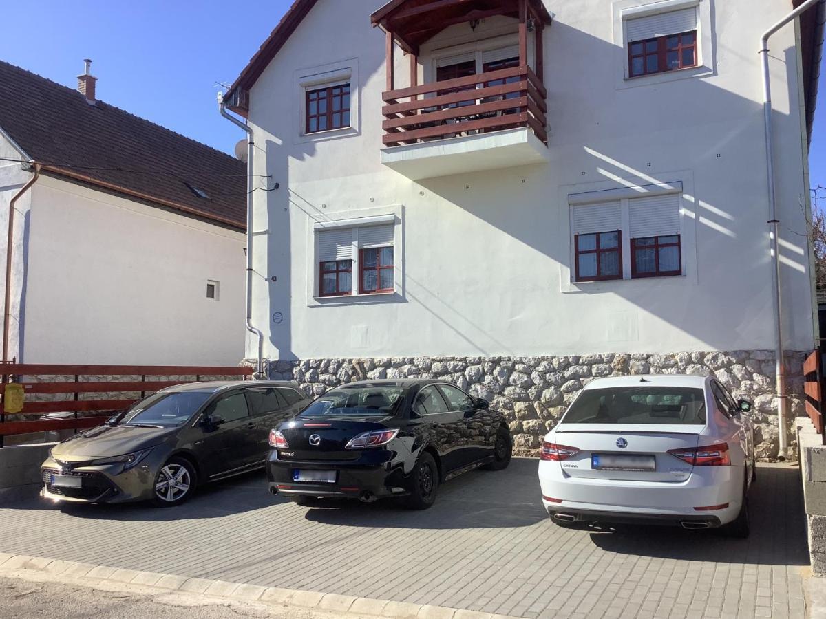 Ezuest Boroka Apartman Eger Bagian luar foto