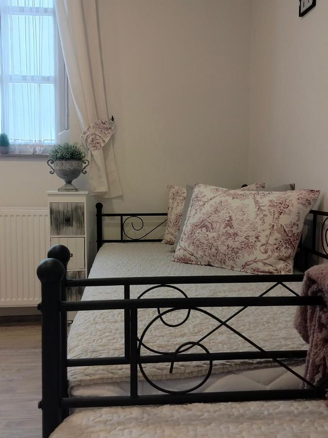 Ezuest Boroka Apartman Eger Bagian luar foto